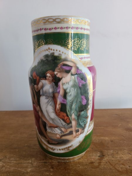 vase blanc vert rose et or scène deux femmes antiquité