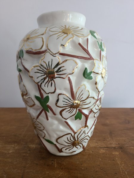 grand vase blanc vintage avec  fleurs en relief
