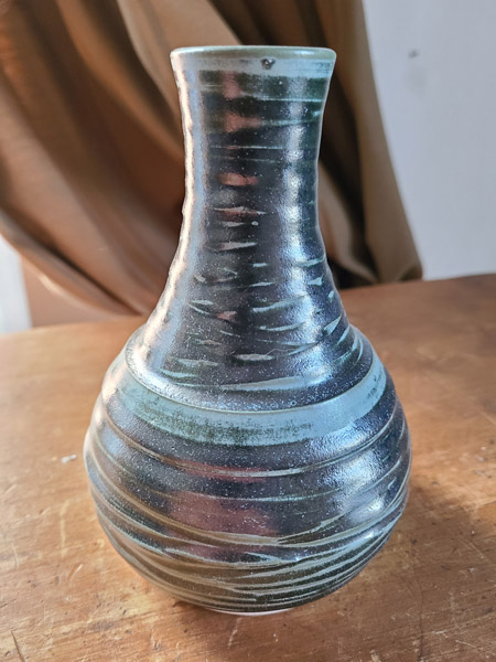 Vase gris et ligné plus pale signature clef de sol