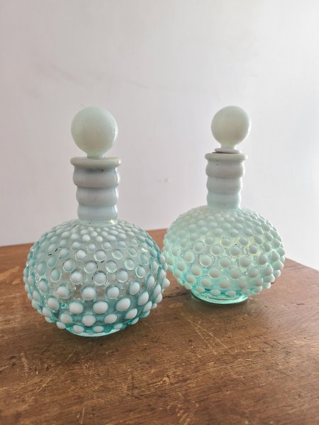 Ensemble de 2 décanteur bleu hobnail opalescent style Fenton