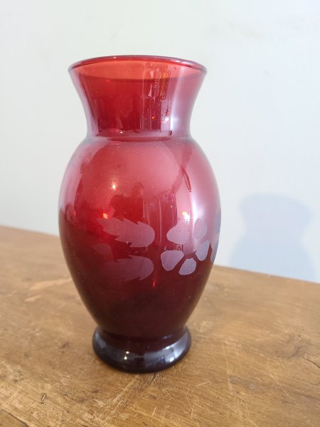 Vase cranberry rouge rose et fleurs givrées