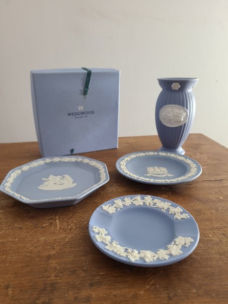 Ensemble Wedgwood Jasperware miniature bleu comprenant boite originale