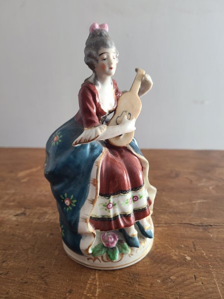 Figurine femme jouant de la guitare hand painted in occupied japan