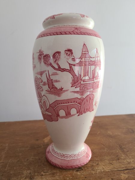 Vase en porcelaine blanc et rose semble être peint à la main