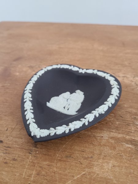 Coeur Wedgwood Jasperware noir légère chip à la base