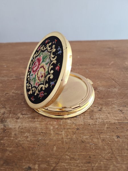 Poudrier Golden seal avec miroire en brass années 50 dans sa boite originale