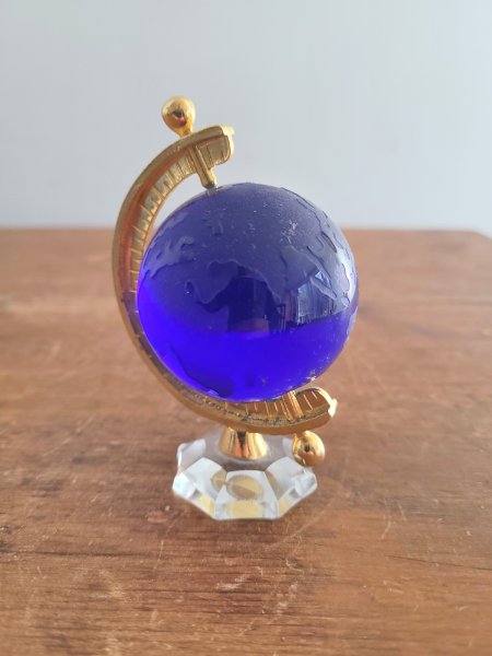 Globe terrestre bleu en verre laiton et base style cristal transparent