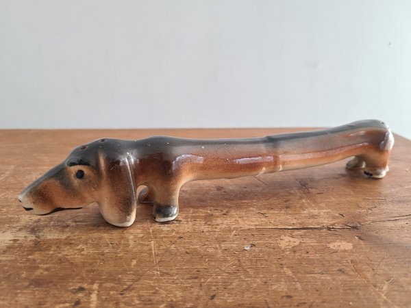 Chien allongé servant de sallière et poivrière Dachshund Doxie Wiener Figurine