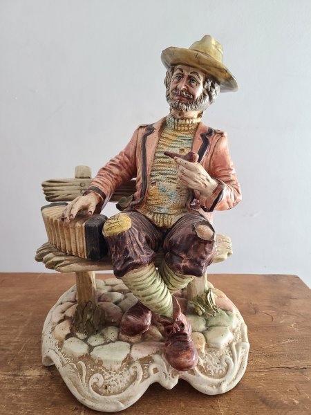 figurine homme sur banc capodimonte Italie
