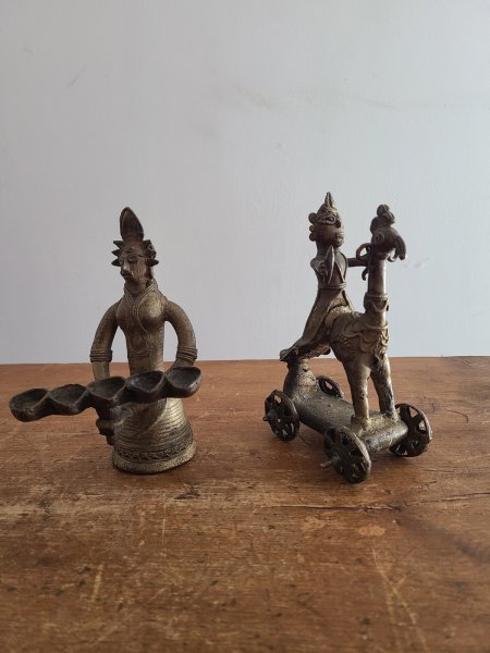 Ensemble de 2 figurines de musiciens en laiton vintage dont un sur 4 roues et autre jouant du tambour