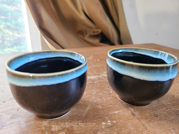 2 belles tasses foncées en céramique et bleue pastel