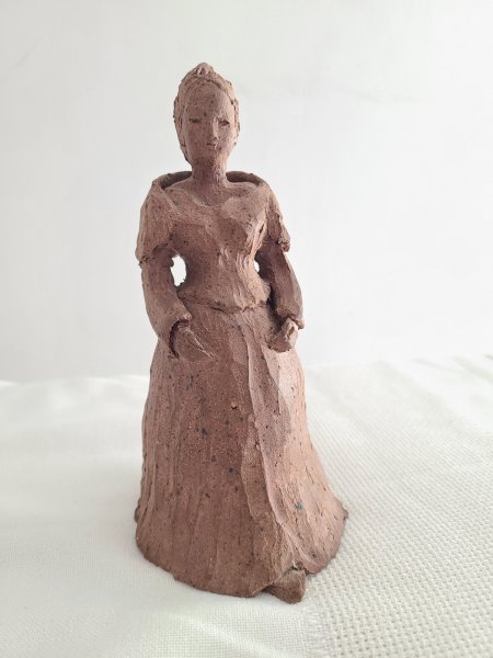 Œuvre vintage figurine d'une femme en robe en Terracotta signée par l'artiste à l'intérieur