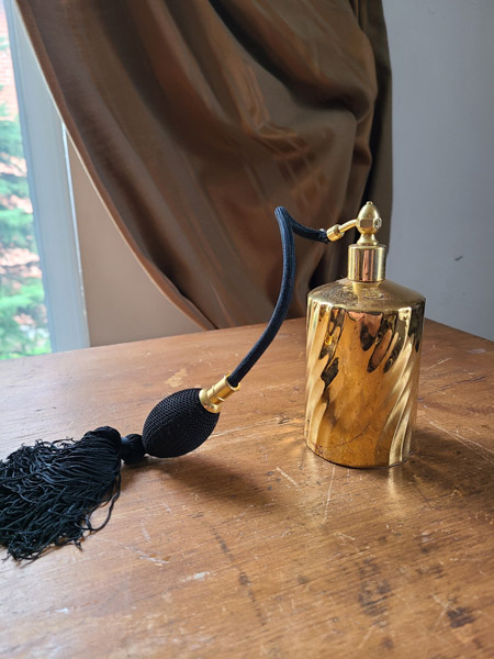 Parfumeuse en laiton pompe noire vintage