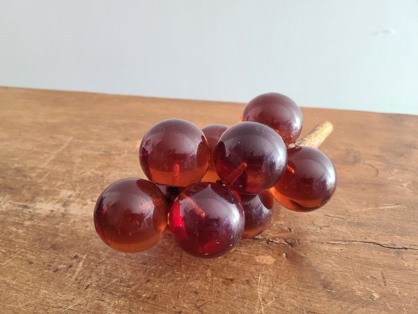 Grappe de raisin vintage rouge ambré sur branche de bois