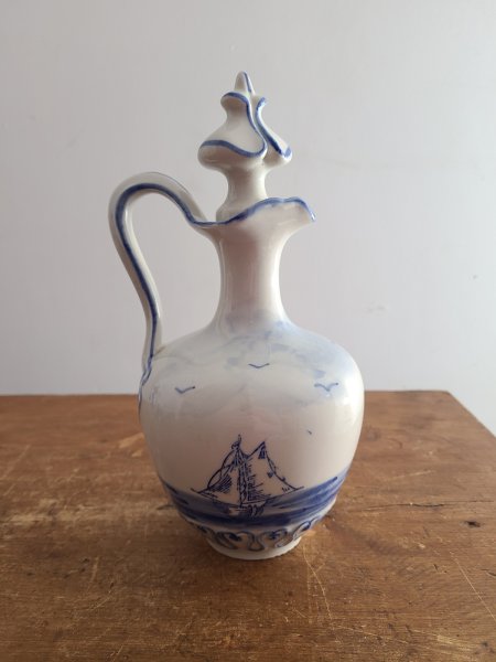 superbe décanteur vintage en céramique motif bleu voilier et bouchon
