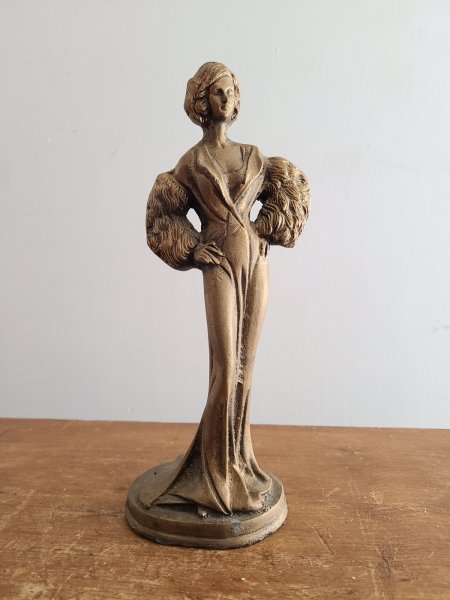 sculpture vintage en laiton femme robe elegante
