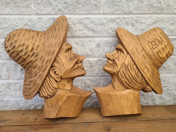 Deux sculptures sur bois ensemble d'homme et femme avec chapeau de M Avoine