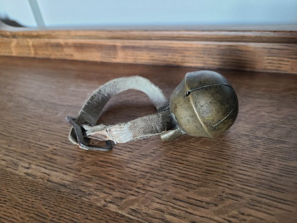 Cloche à traineau vintage en laiton avec son collier en cuir et métal