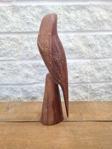 Oiseau en bois sculpture légèrement usée