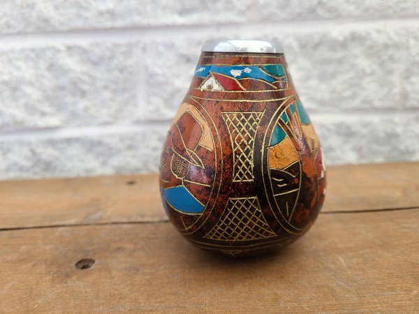 Superbe petit vase vintage en bois peint et gravé à la main rebord métallique