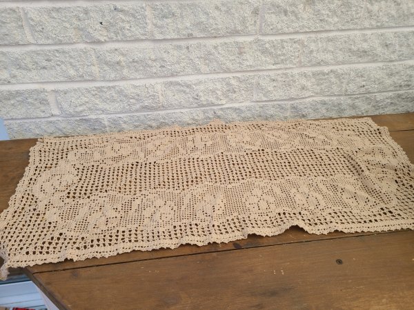 Centre de table vintage beige en crochet beaux motifs de 30 x 22