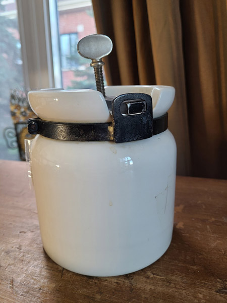 Superbe pot blanc de céramique avec couvercle à fermeture métallique indiqué 1888