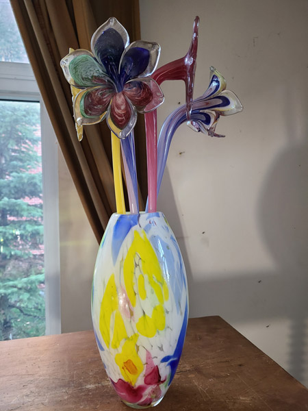 Lot de 4 fleurs en verre soufflé de 22 pouces  et vase coloré 12 pouces