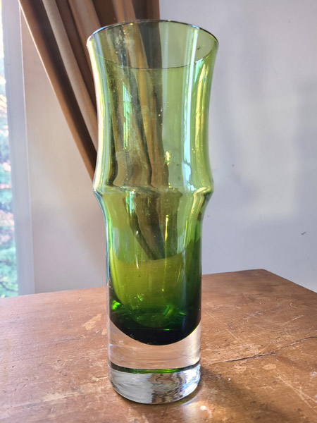 Vase verre vert base profonde