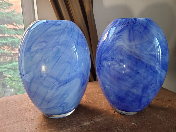Vase en verre soufflé bleu ovale avec imperfection donc fait à la main