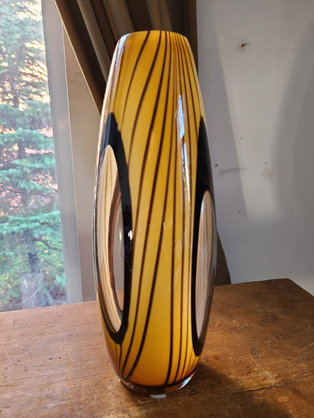 Vase jaune foncé et noir couleur tendance vintage