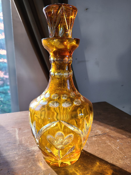 Décanteur à whisky ambré transparent et fleurs 