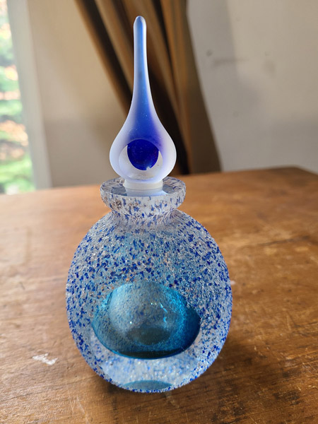 Petit récipient style flacon à parfum en verre bleu et transparent avec bouchon