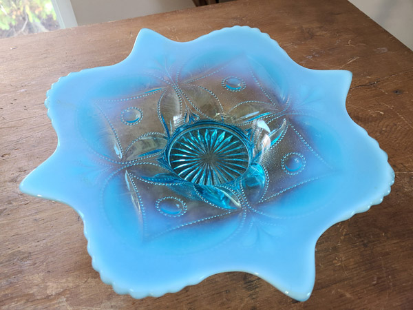 Plat en verre transparent rebords bleus avec motifs pointus et ronds
