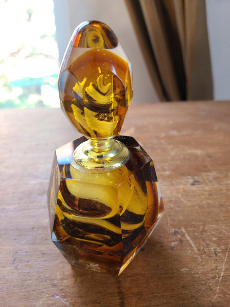 Flacon de parfum en verre ambré œuvre et laiton