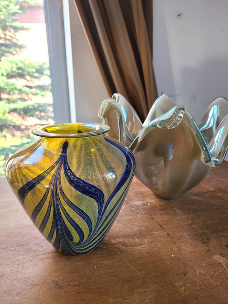 Pot en verre vintage jaune et motifs bleus marins (photo de gauche)