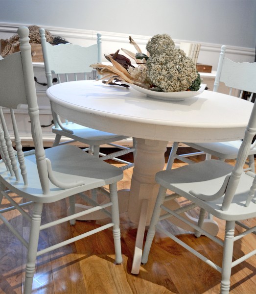 Table ronde crème et 4 chaises antique pressback turquoises