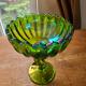 Superbe vase sur pied verre carnaval vert dentelé et représentant une fleur entière2