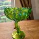 Superbe vase sur pied verre carnaval vert dentelé et représentant une fleur entière3