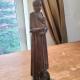 Sculpture de bois Femme sage portant enfant en robe belle patine2