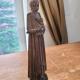 Sculpture de bois Femme sage portant enfant en robe belle patine3