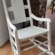 Chaise berçante antique blanche