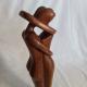 Sculpture vintage en bois caresse à nue2