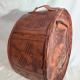 Superbe valise pour tambour vintage ronde tribal Haida motifs animaux variés en cuir3