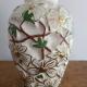 grand vase blanc vintage avec  fleurs en relief2