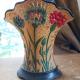 Vase made in England kitch jaune fleurs rouge et vertes 977