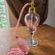 Parfumeuse rose et laiton vintage pompe rose