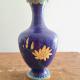 Superbe vase bleu style Majolica fleur rose et rebord en or en superbe condition2