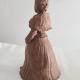 Œuvre vintage figurine d'une femme en robe en Terracotta signée par l'artiste à l'intérieur3