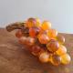 Imposante grappe de raisin vintage en verre orange sur branche de bois2