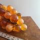 Imposante grappe de raisin vintage en verre orange sur branche de bois3